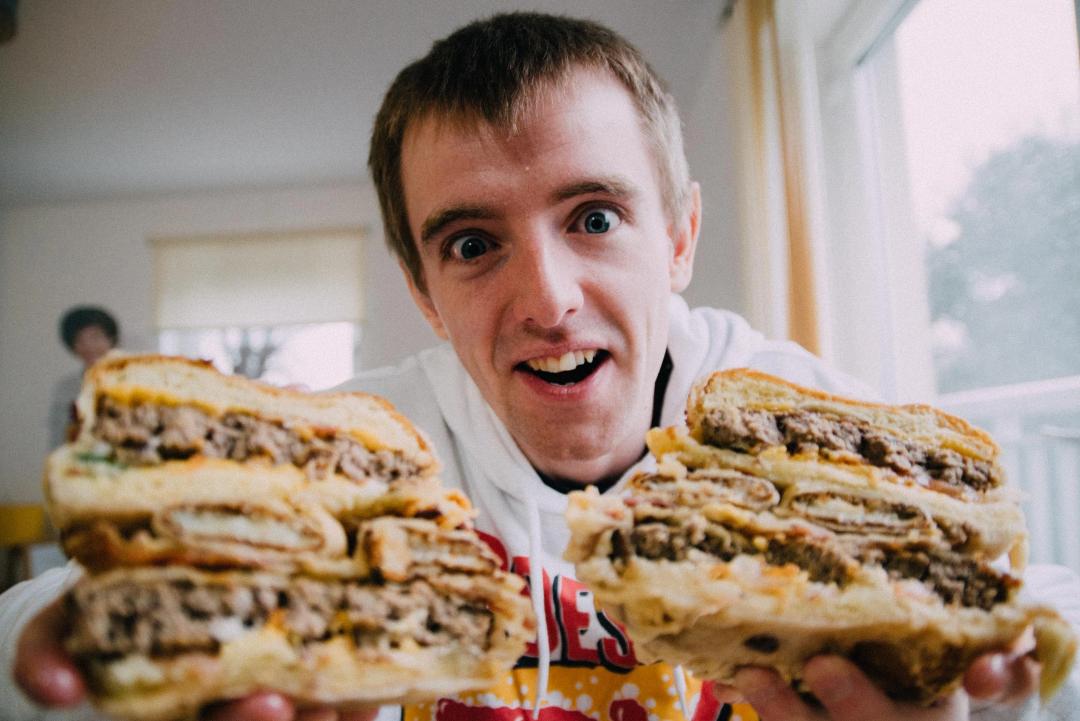 40美金买下时代广场电子屏幕15秒，男子竟放了自己面包吃播？