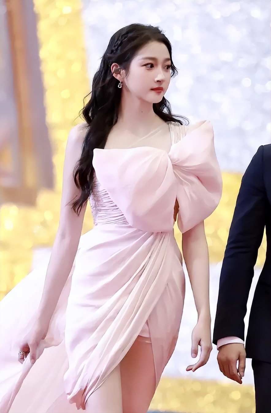 关晓彤为谁挡热搜,关晓彤烂大街造型