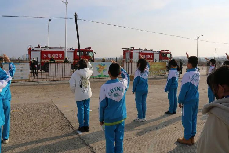 消防大队开展校园消防安全检查,普及消防知识增强防火意识进学校