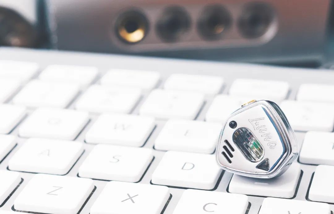 听见月亮的呼吸|dbLUNA四单元圈铁耳机-ByLomo胖纸