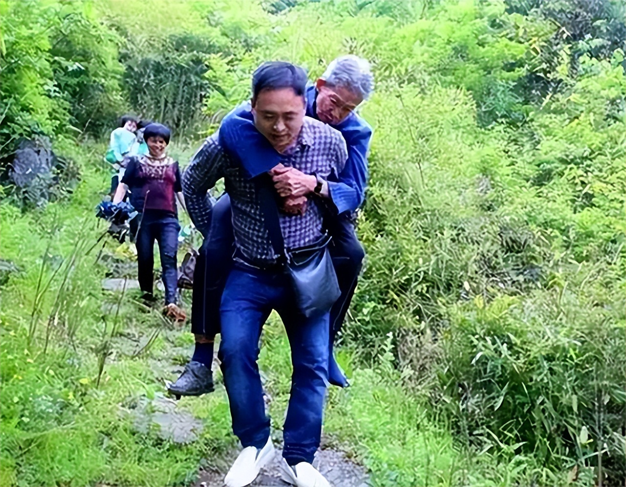 老人修建深山活人墓,94岁老头自建活人墓