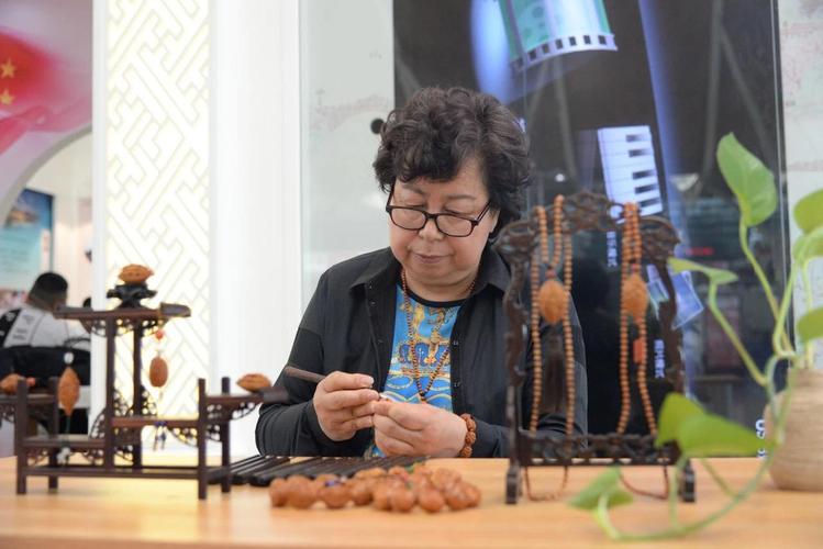 橄榄核雕方寸之间,舟山核雕方寸之间