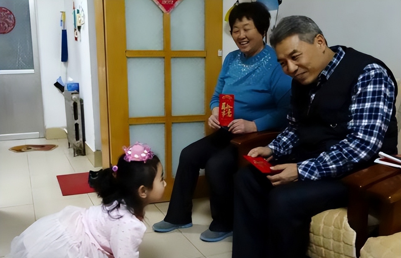 亲戚给娃发微信红包怎么说,过年给表姐家小孩300元红包少吗