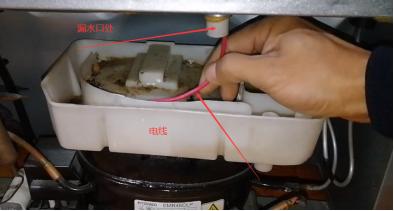 冰箱积水严重教你自制疏通神器,冰箱冷冻室下面有积水怎么回事