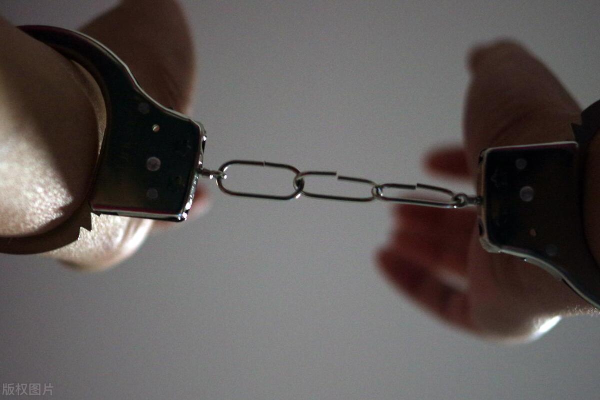 以借为名不还公款是否构成贪污罪,与贪污犯共谋贪污构成什么罪