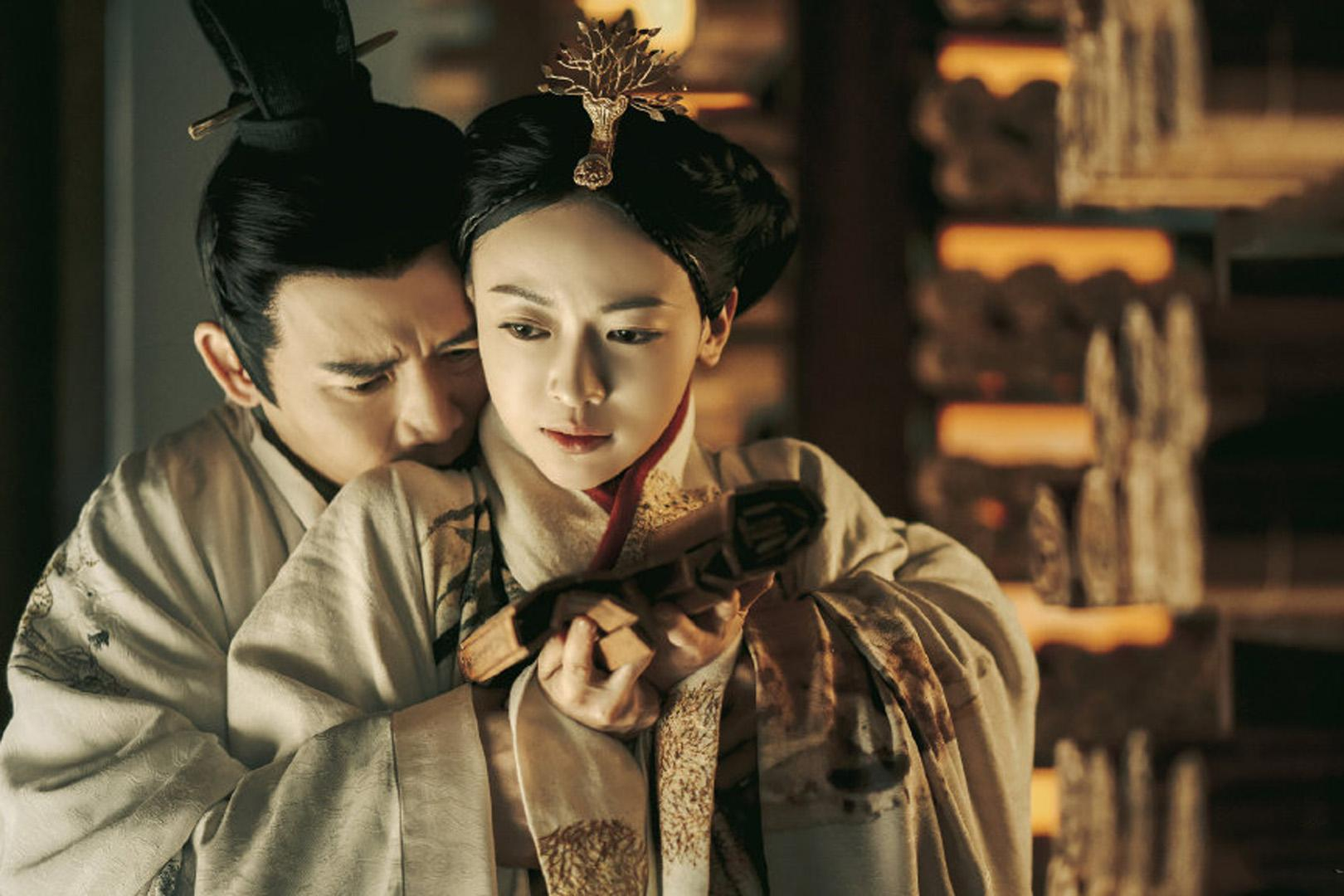 靠女人上位的太监，让皇帝当儿子，逼皇帝吐血，杀了皇帝