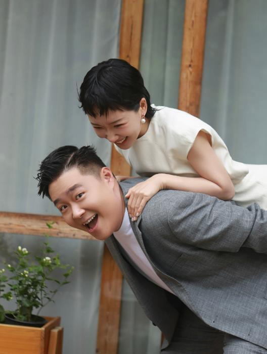 郝劭文携二婚妻子与父母团聚,郝劭文回应老婆二婚帮别人养孩子