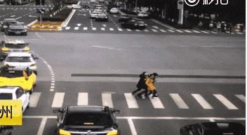 行人横穿马路被撞身亡谁承担责任,行人横穿马路被撞身亡是谁的责任