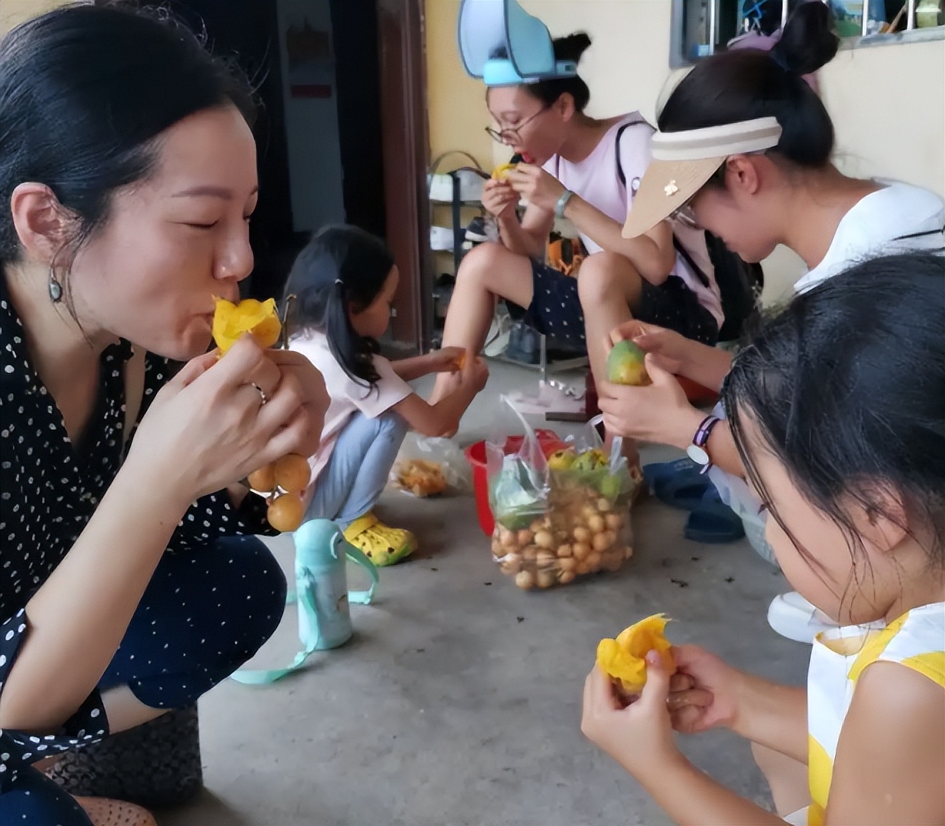 “吃不起就别买”，宝妈晒芒果照引发众人嘲讽，自我感动太可怕