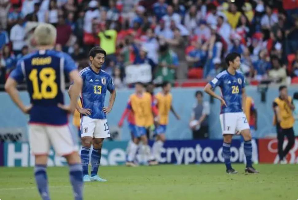 同台的哥斯达黎加球迷问：higuy今天还捡垃圾吗？