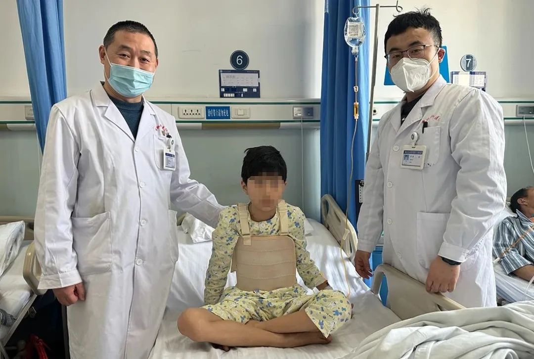 男孩罕见胸腔肿瘤,肿瘤压迫肺部呼吸喘气困难怎么办