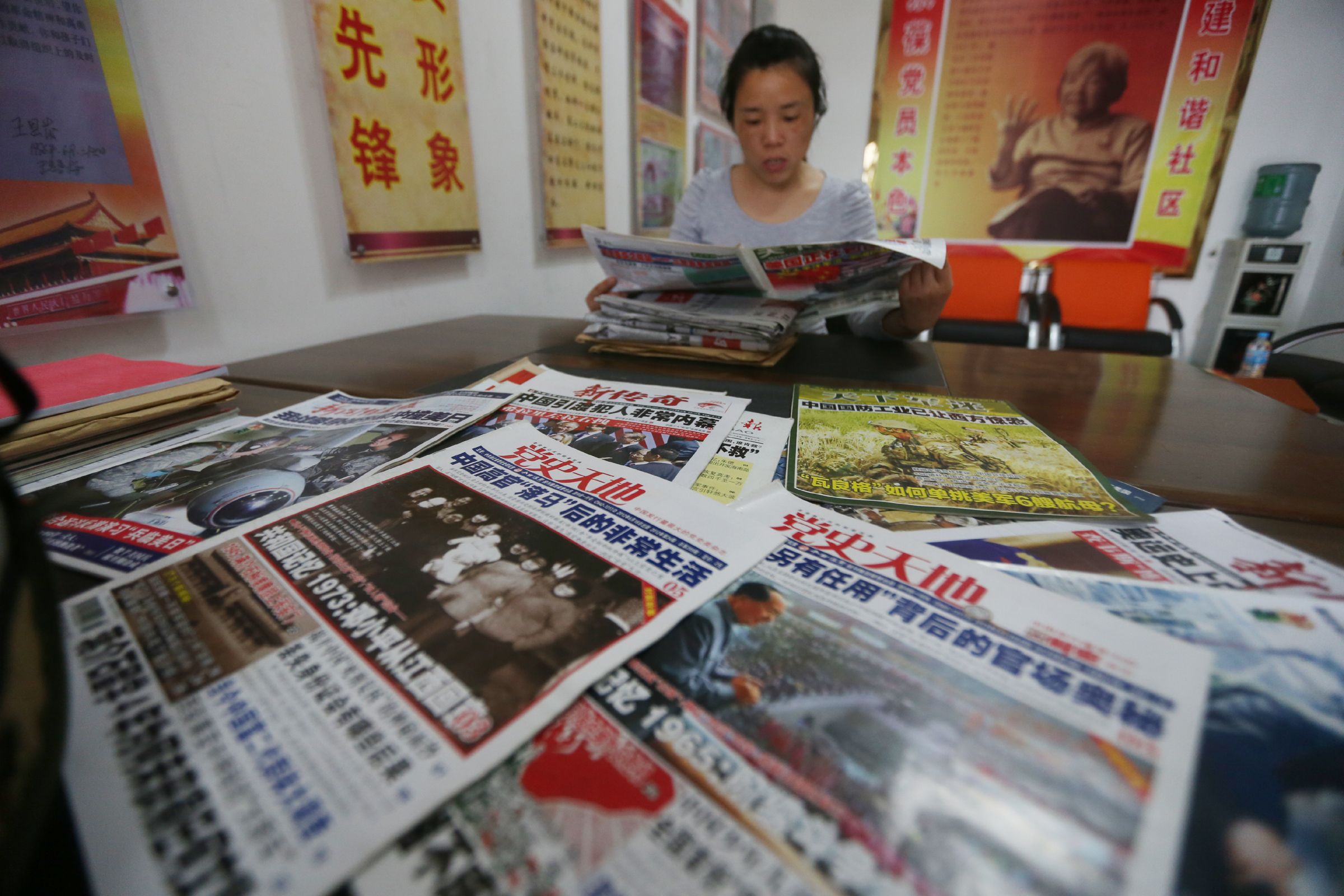 50岁老阿姨在家拍照,70后老阿姨拍照片