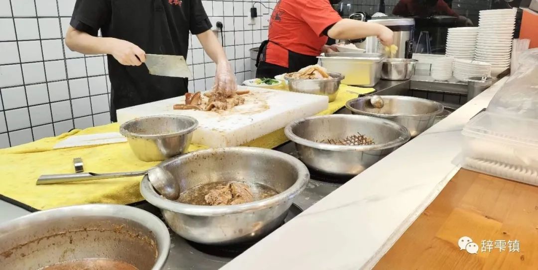 小姐姐吃猪脚饭,跟小姐姐吃猪脚饭