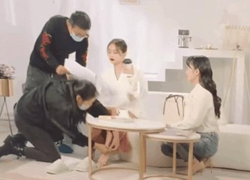 助理伺候明星捏脚,助理伺候明星跪下打伞