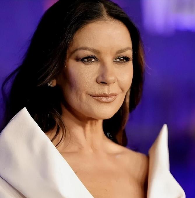 泽塔琼斯：和大25岁老公像同龄人，女儿没她漂亮，儿子遗传高颜值