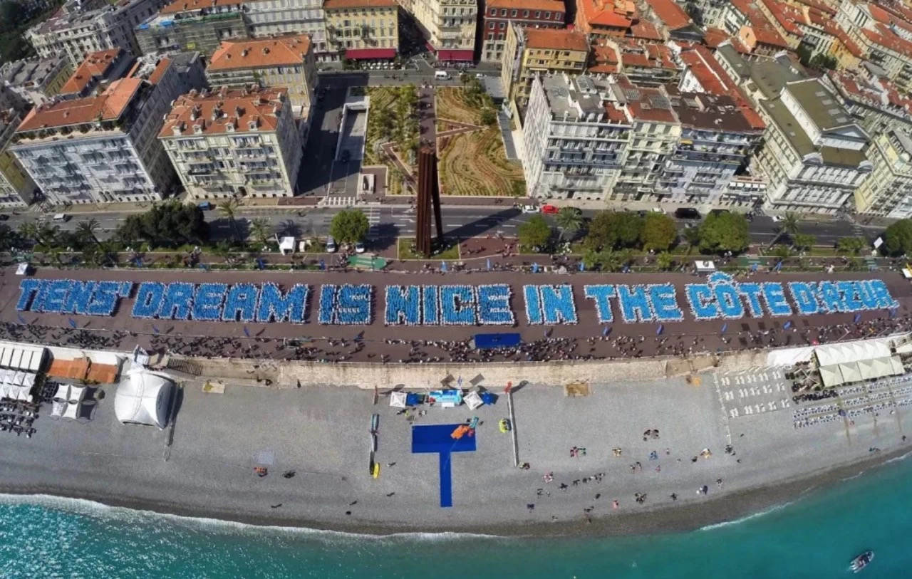 天津首富：24岁成大老板，家产400亿，给员工送宝马、飞机