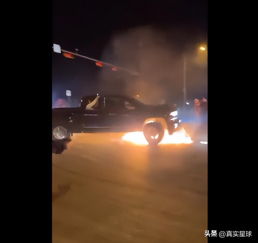 全美愤怒！得州首府越发混乱，飙车者堵路纵火，网民：都怪民主*党**