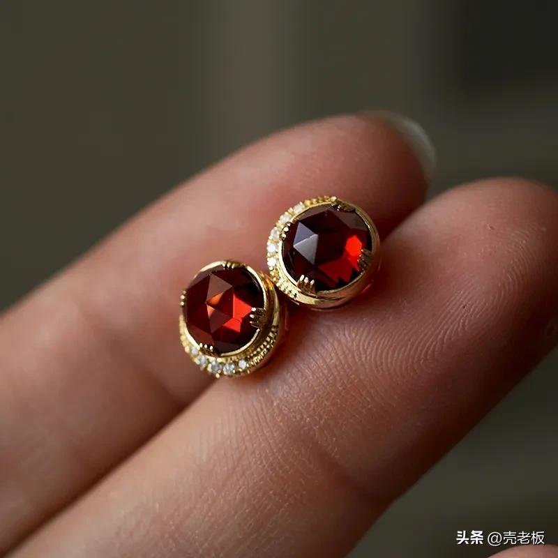 钻石耳钉和珍珠耳钉哪个好看,铂金耳钉和钻石耳钉一样吗