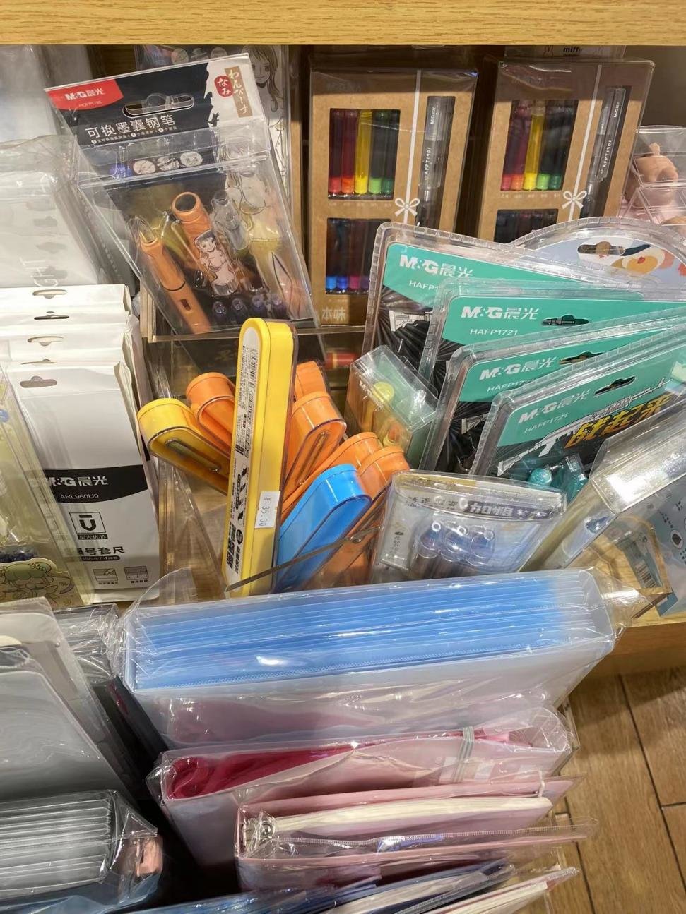 118元手账本、899元护脊书包，“文具刺客”能否重振晨光股份？