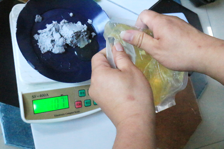 陶瓷胶美缝剂和彩砂美缝剂哪个好,瓷砖美缝是真瓷胶好还是美缝剂好