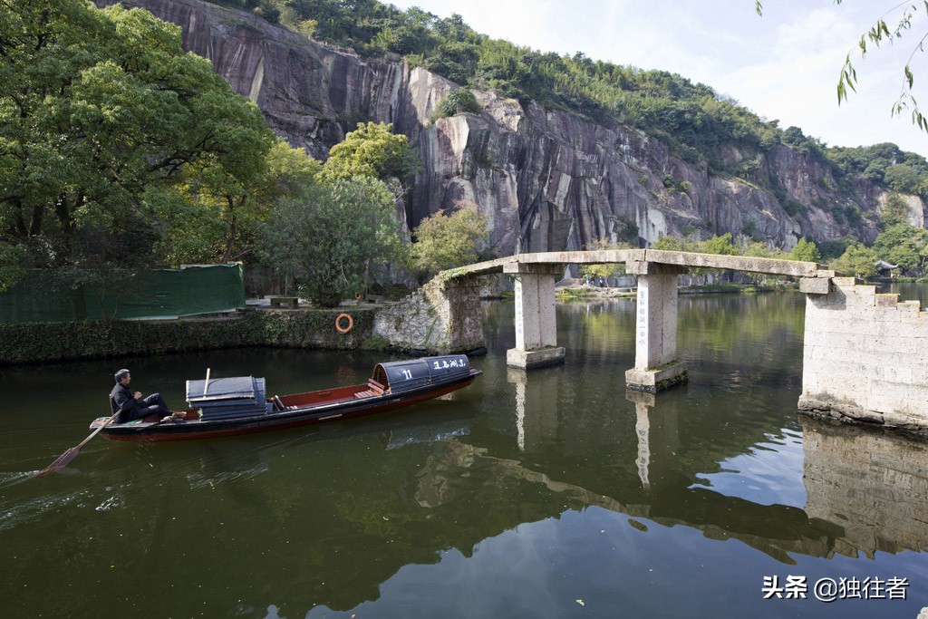 勿谓湖小，天在其中，浙江三大名湖之一，绍兴东湖