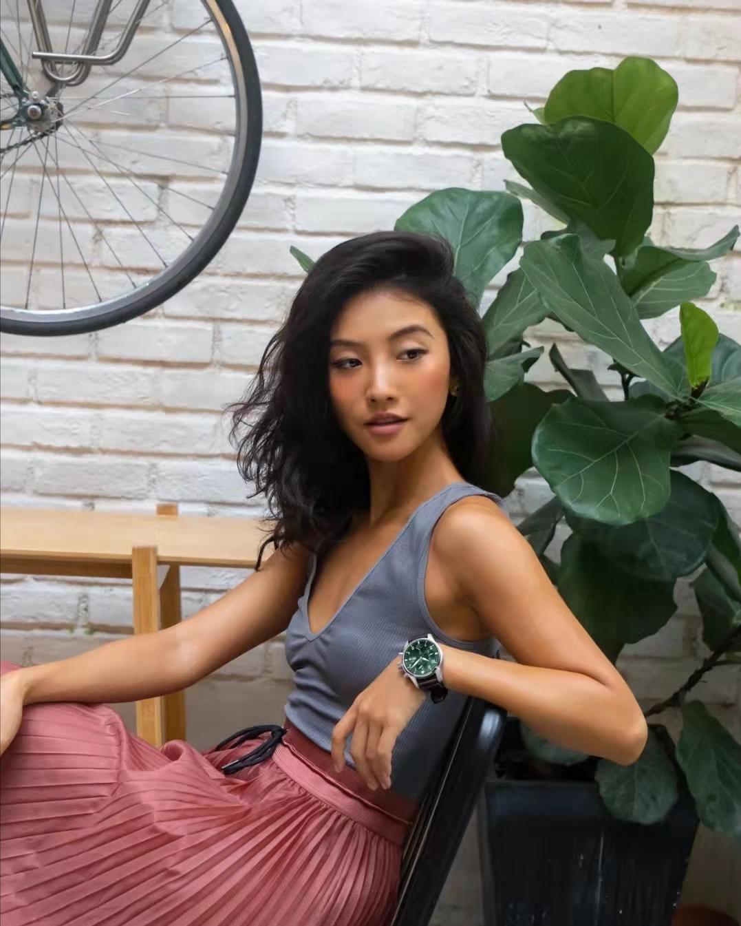 女生为什么都喜欢戴大表盘的手表,为什么女生都喜欢戴大框眼镜