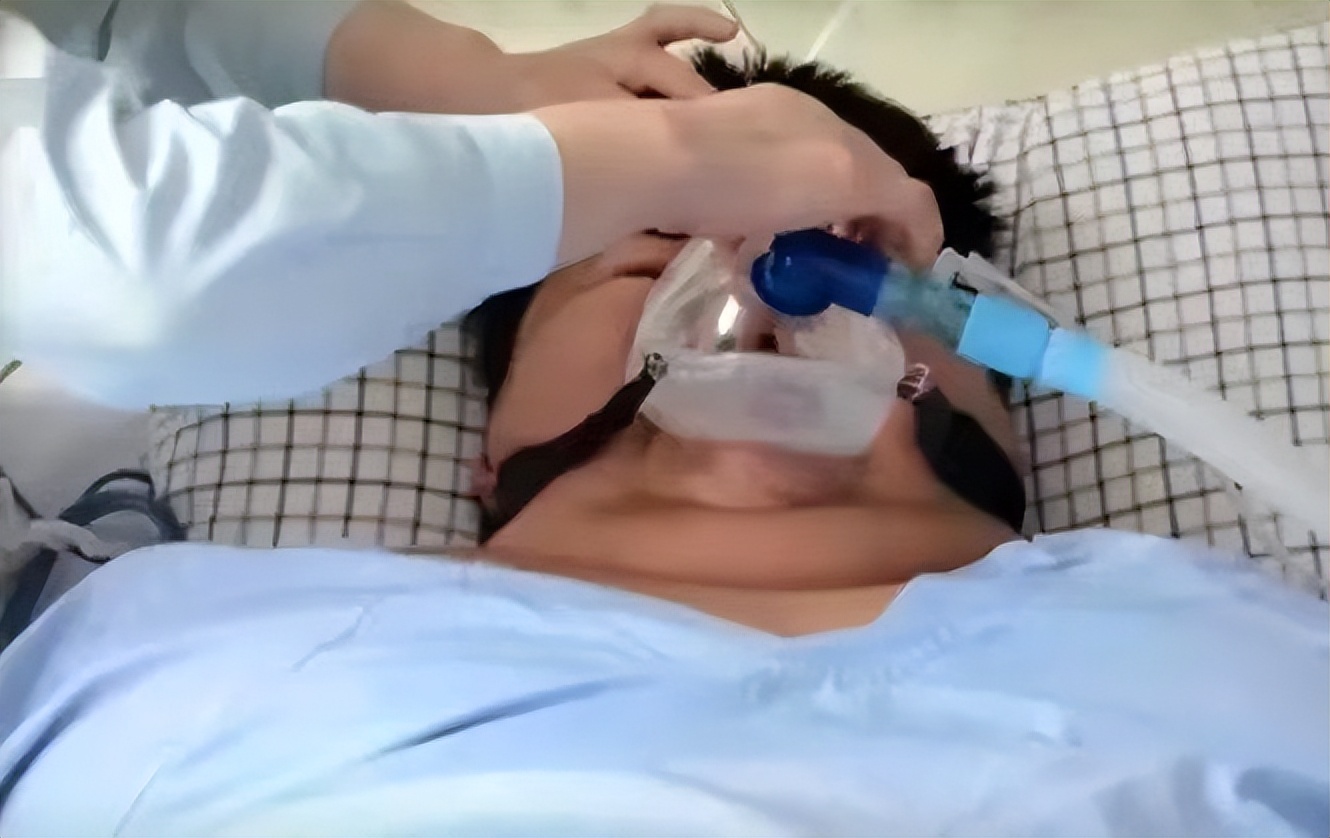 江西一男孩14岁达到300斤,10岁男孩一顿吃三碗体重飙到130斤