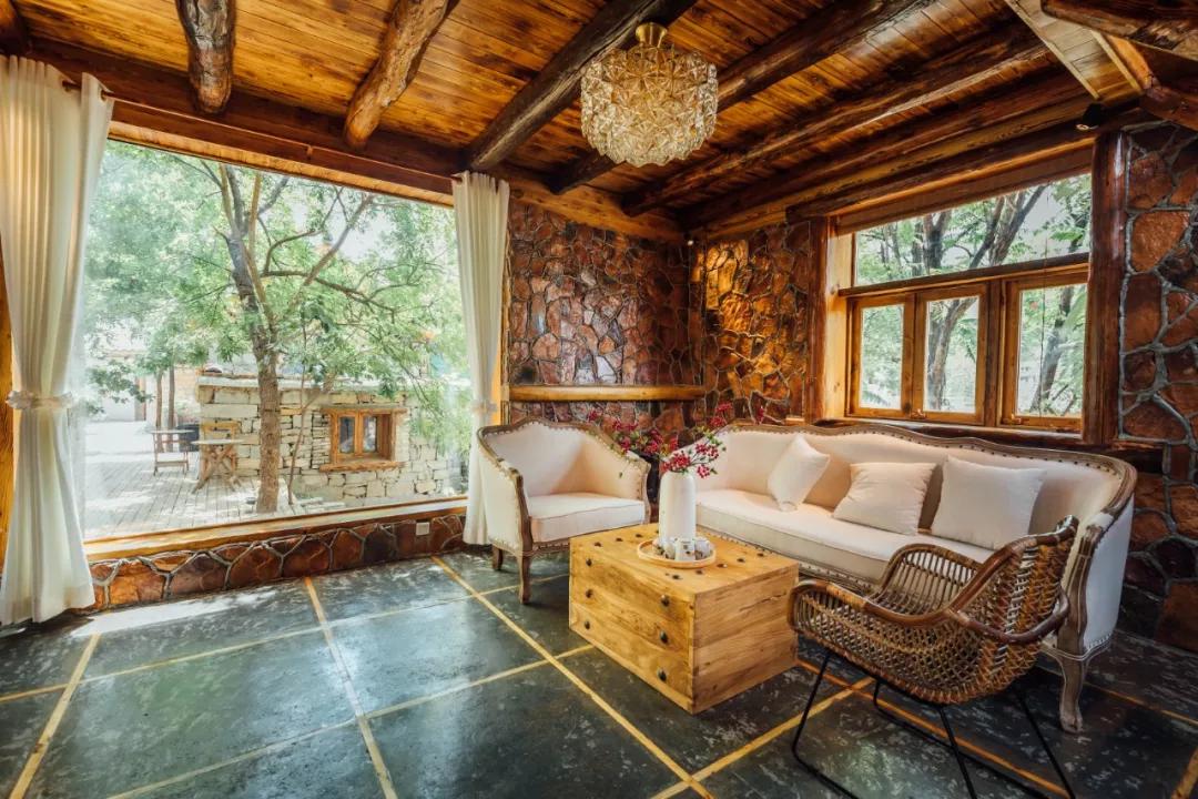 神仙眷侣辞掉高薪工作，爆改废弃山谷，悬崖高空造无边恒温泡池