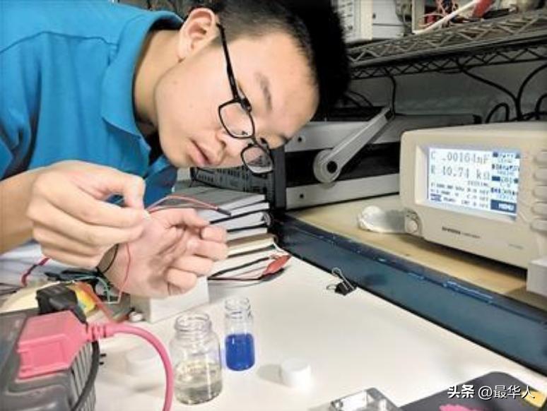 万能充电器发明学生,发明万能充的小伙怎么样了