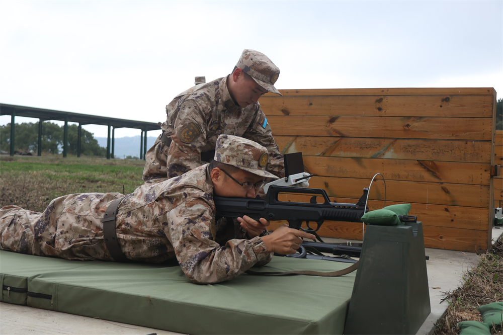 烎！硝烟阵阵！实弹射击砺尖兵