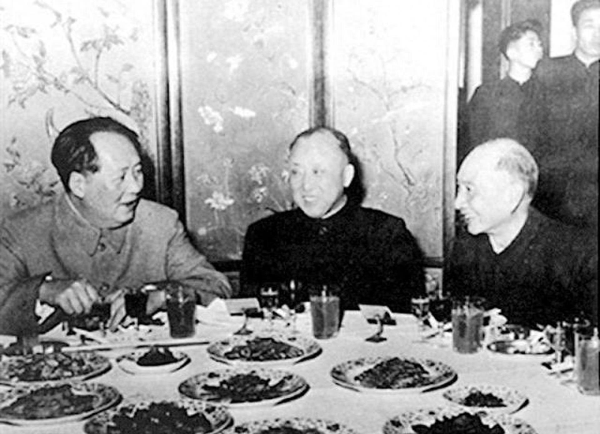 1955年卫立煌回到大陆，提出要担任国防副主席，毛主席为何批准？