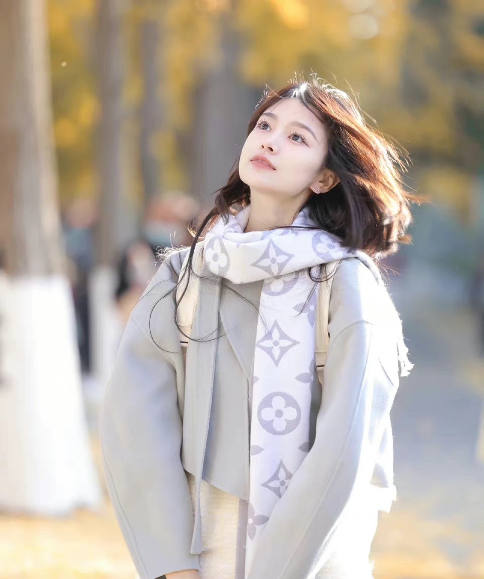 这是我见过最好看的“方脸美女”，甜美又贵气，很像归国的小公主