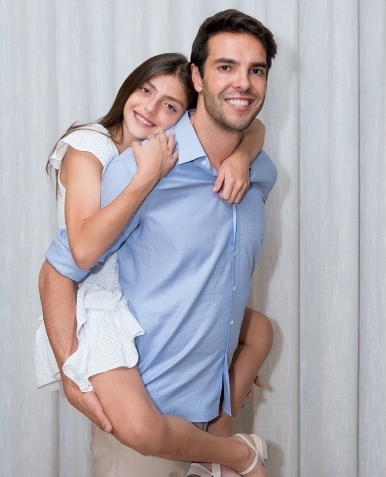 足球名将卡卡现状,巴西金童卡卡退役视频