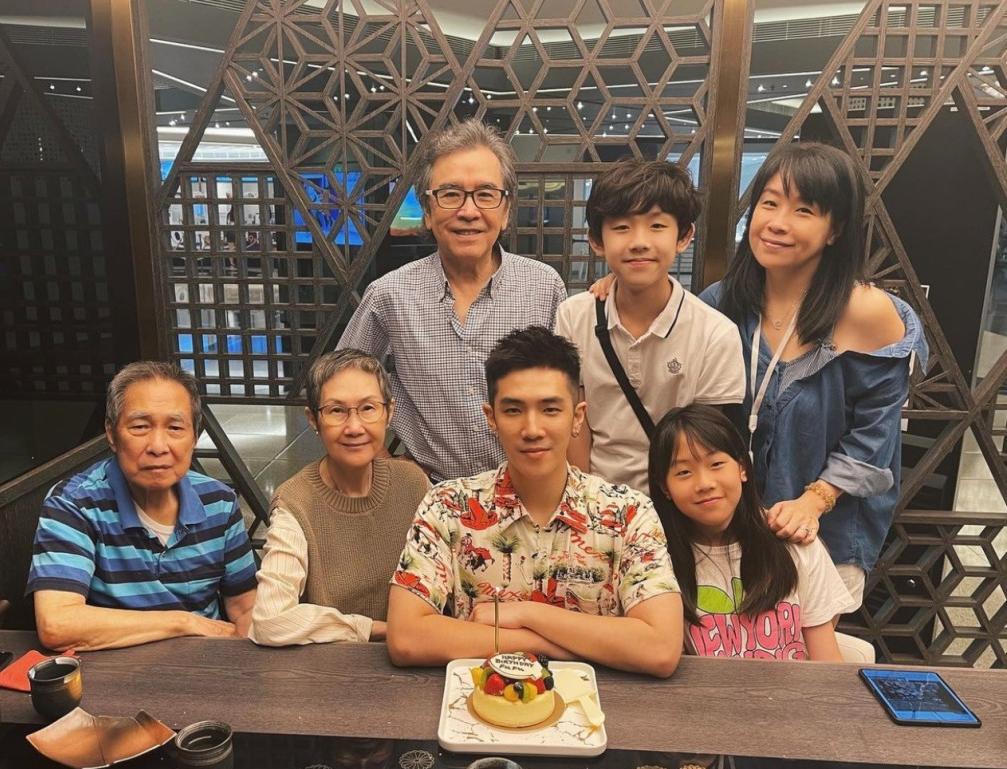 癌症也不能让他们分开，宠妻48年的姜大卫献吻为妻庆生