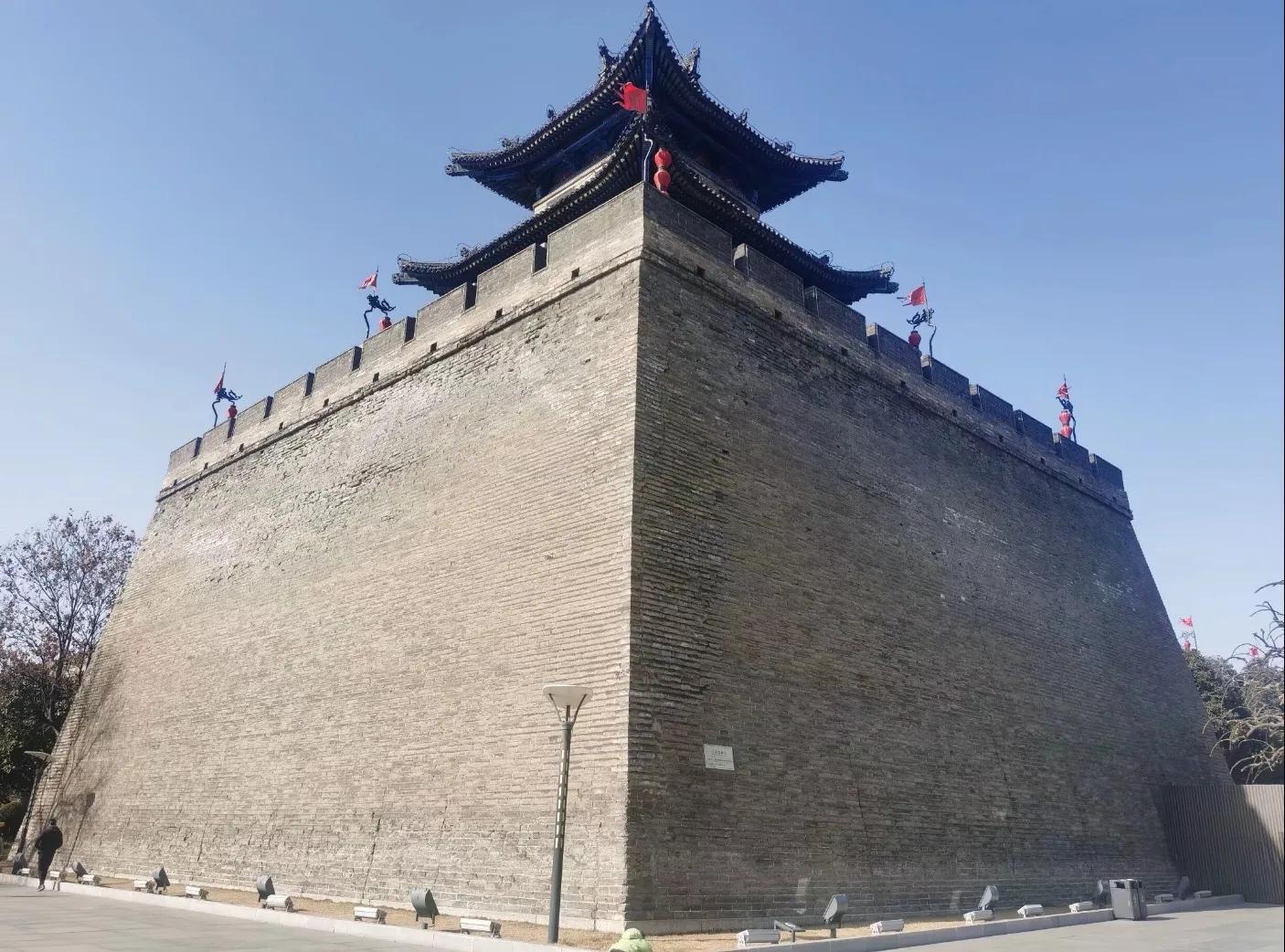 西安城墙城砖为什么是1984,西安城墙的砖全是现代的吗