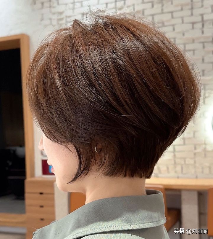 减龄高马尾头顶蓬松时尚发型扎法,40岁减龄发型短发时尚