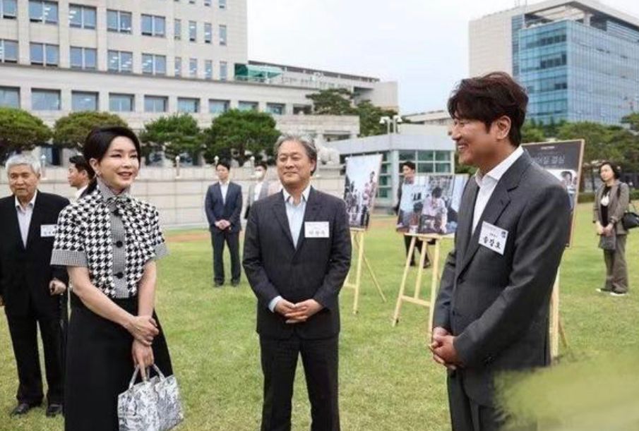 韩国第一夫人穿韩服,韩国第一夫人格子西服
