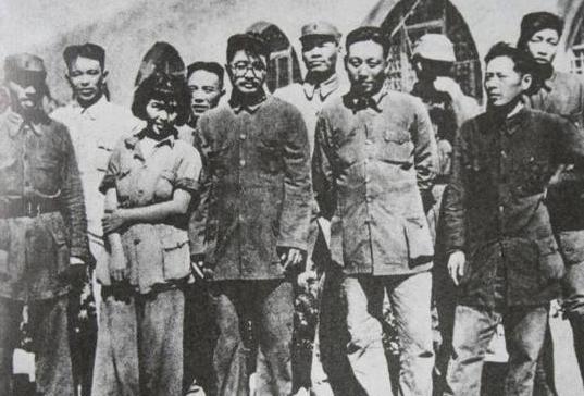 65年，叶群跑到贺龙家问薛明：23年前你说我坏话的事还记得吗？