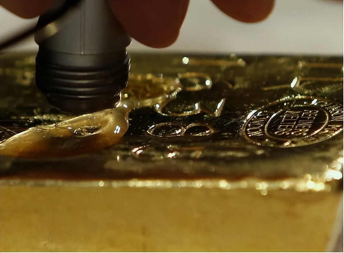 黄金从欧美运回来,美媒中国运20飞往塞尔维亚