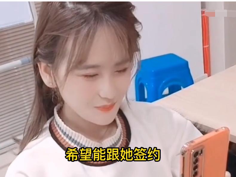 东北“歪脸”女孩整形成大美女，拒绝当网红，只想回山村当教师