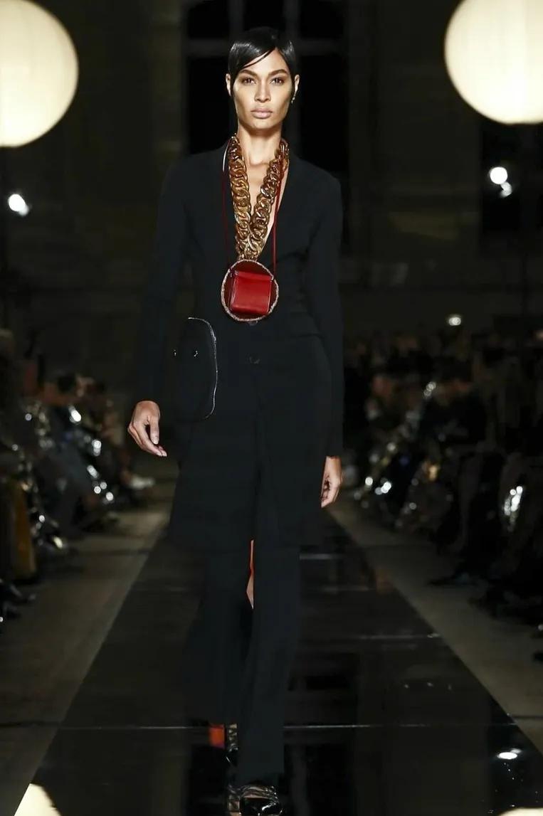 看完了Chanel富贵儿玳瑁，我默默放下了手中的皮质金链...