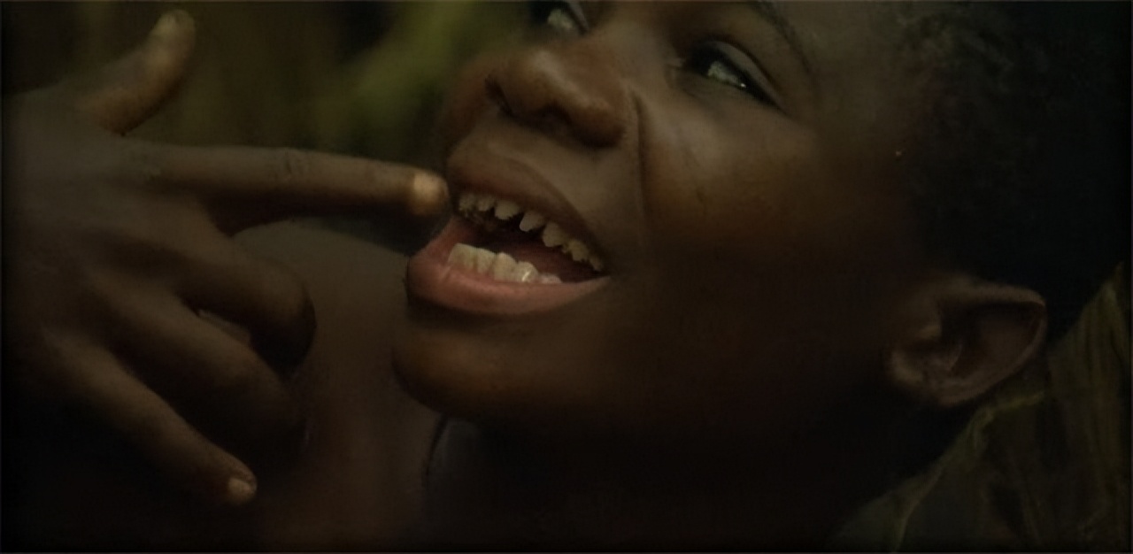 非洲巴卡部落：男人捕杀六米巨蟒，女人挖洞抓非洲巨鼠