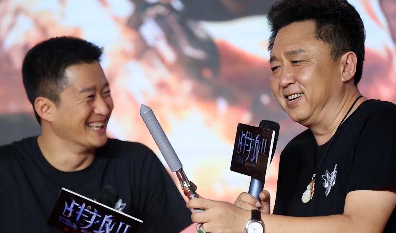 吴京父亲是干什么的,吴京和他父亲真实照片