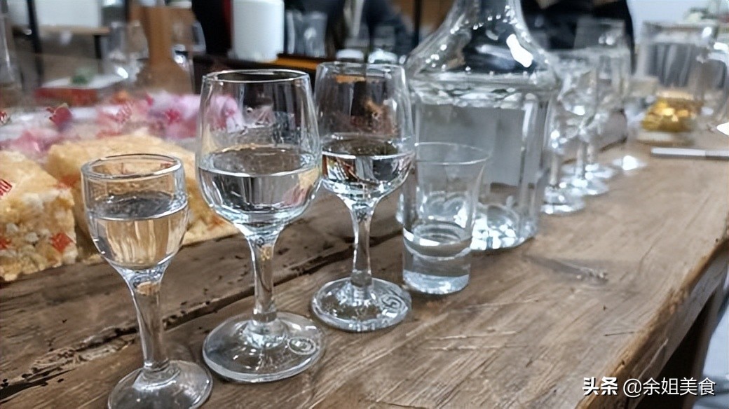 适合老人好入口的浓香型白酒,推荐一款中老年人喜欢喝的白酒