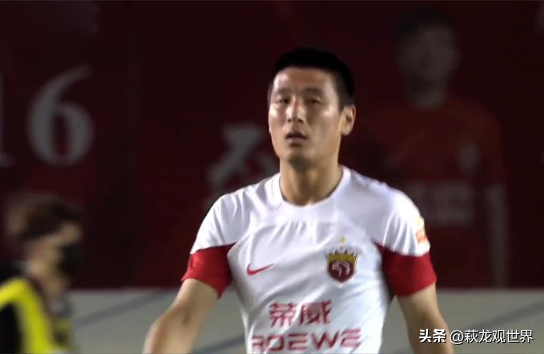 海港一骑绝尘！门柱连阻武球王莱昂纳多被队友推搡回泰山吧不受气