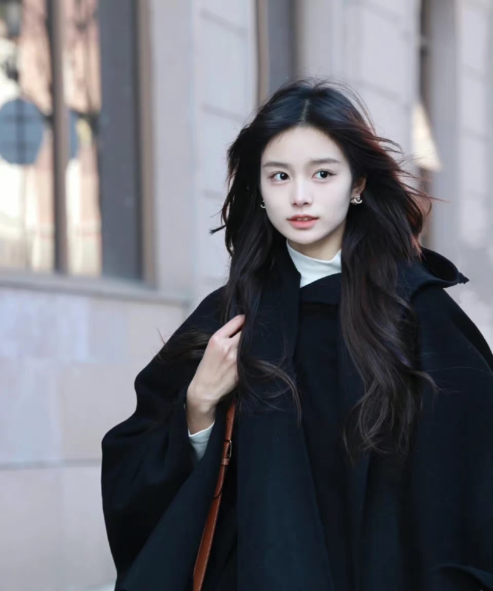 这是我见过最好看的“方脸美女”，甜美又贵气，很像归国的小公主