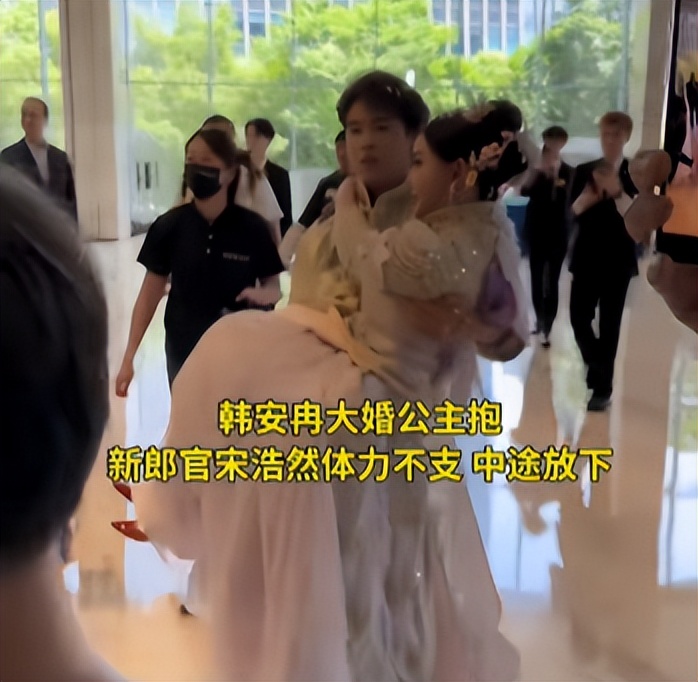 韩安冉4婚：老公亲脚做仰卧起坐，下跪岳母太积极，殷世航递婚戒