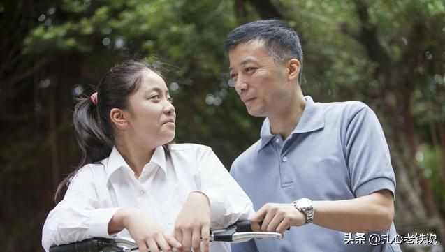 女儿在学校欲找“长期饭票”，一位父亲的微信留言让人泪目