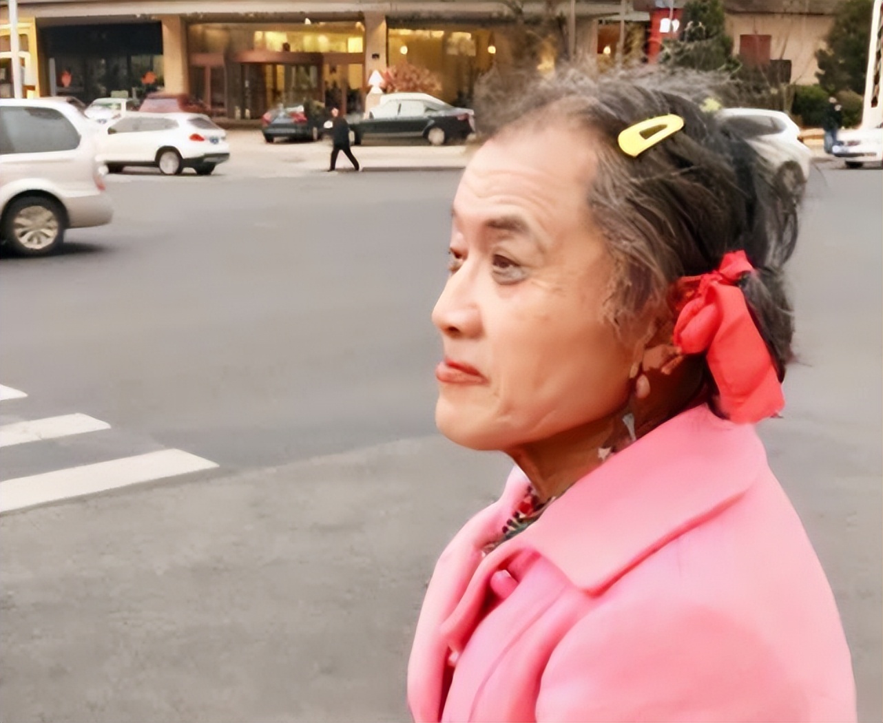 66岁“异装癖”男人：捡垃圾20年还清18万，自称不想讨好这个世界