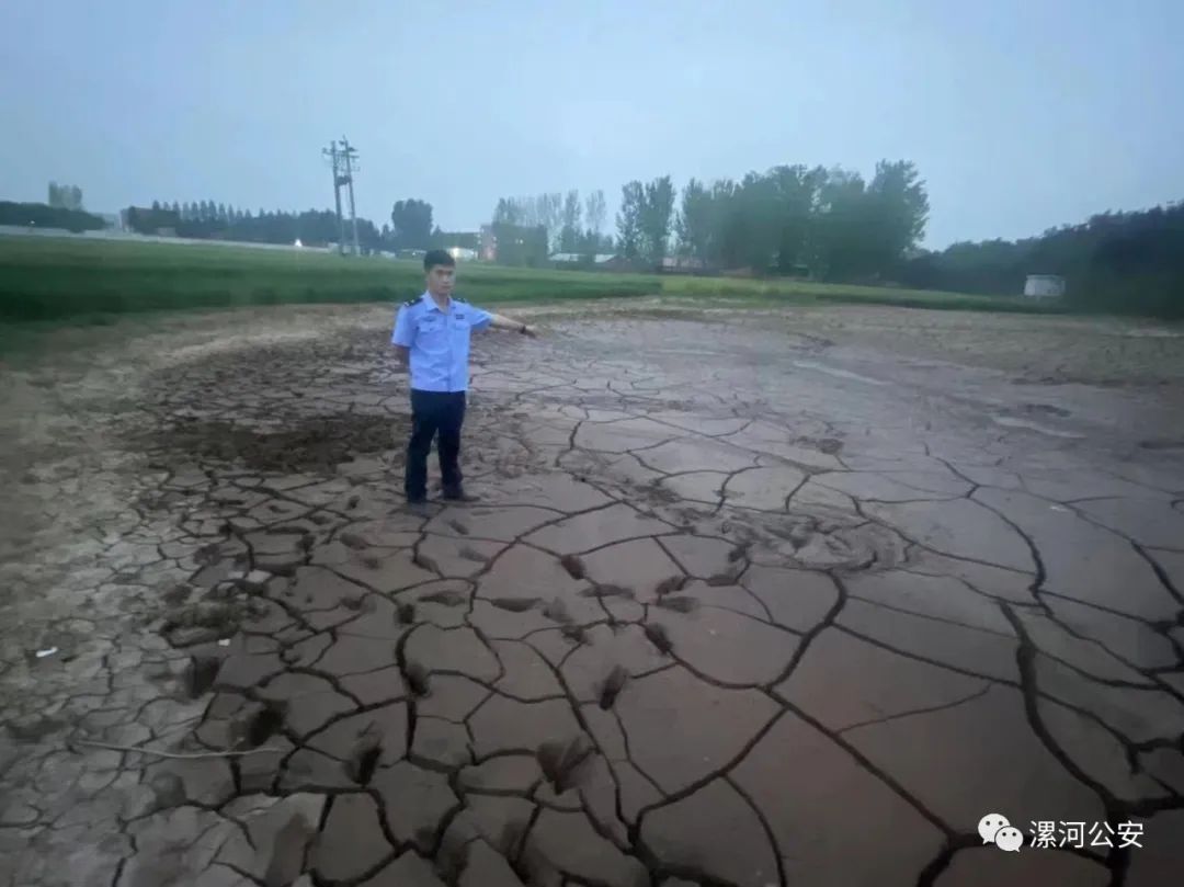 节日我在岗公安守护平安不打烊,节日我在岗户籍民警不打烊